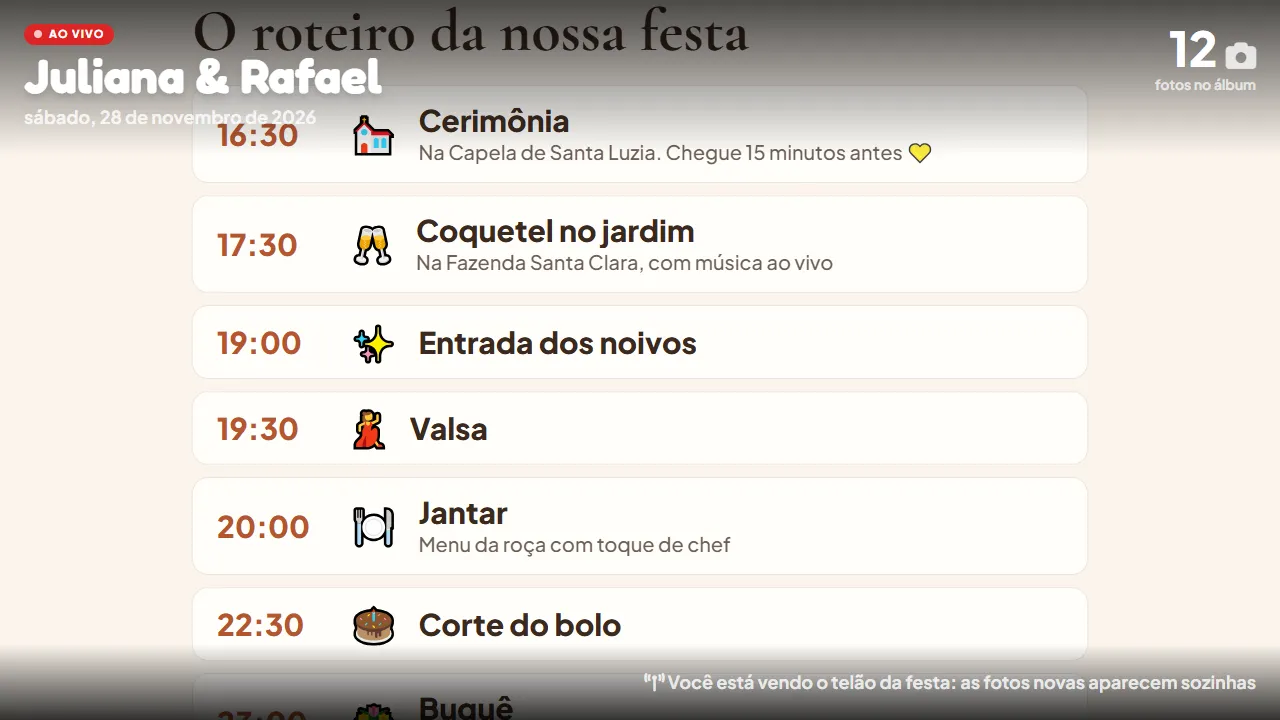 Telão com o roteiro da festa: cerimônia, coquetel no jardim, entrada dos noivos, valsa, jantar e corte do bolo